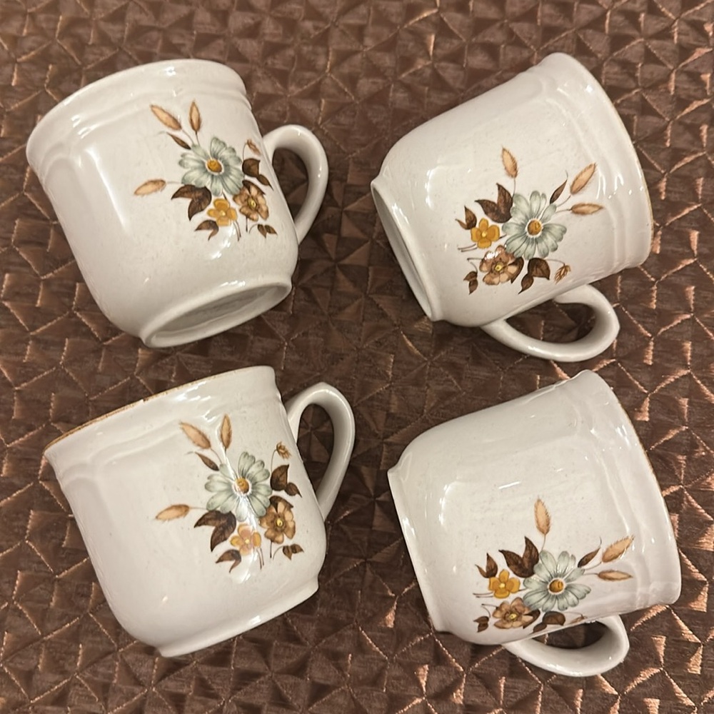 Set of Four Vintage Mugs - Picture 4 of 13